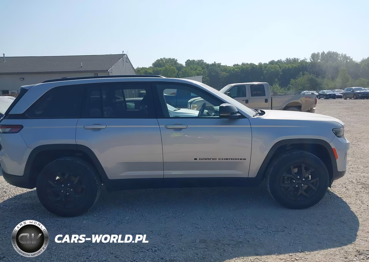 2025 Jeep Grand Cherokee Altitude 4X4 VIN:1C4RJHAG7SC295789 - 14