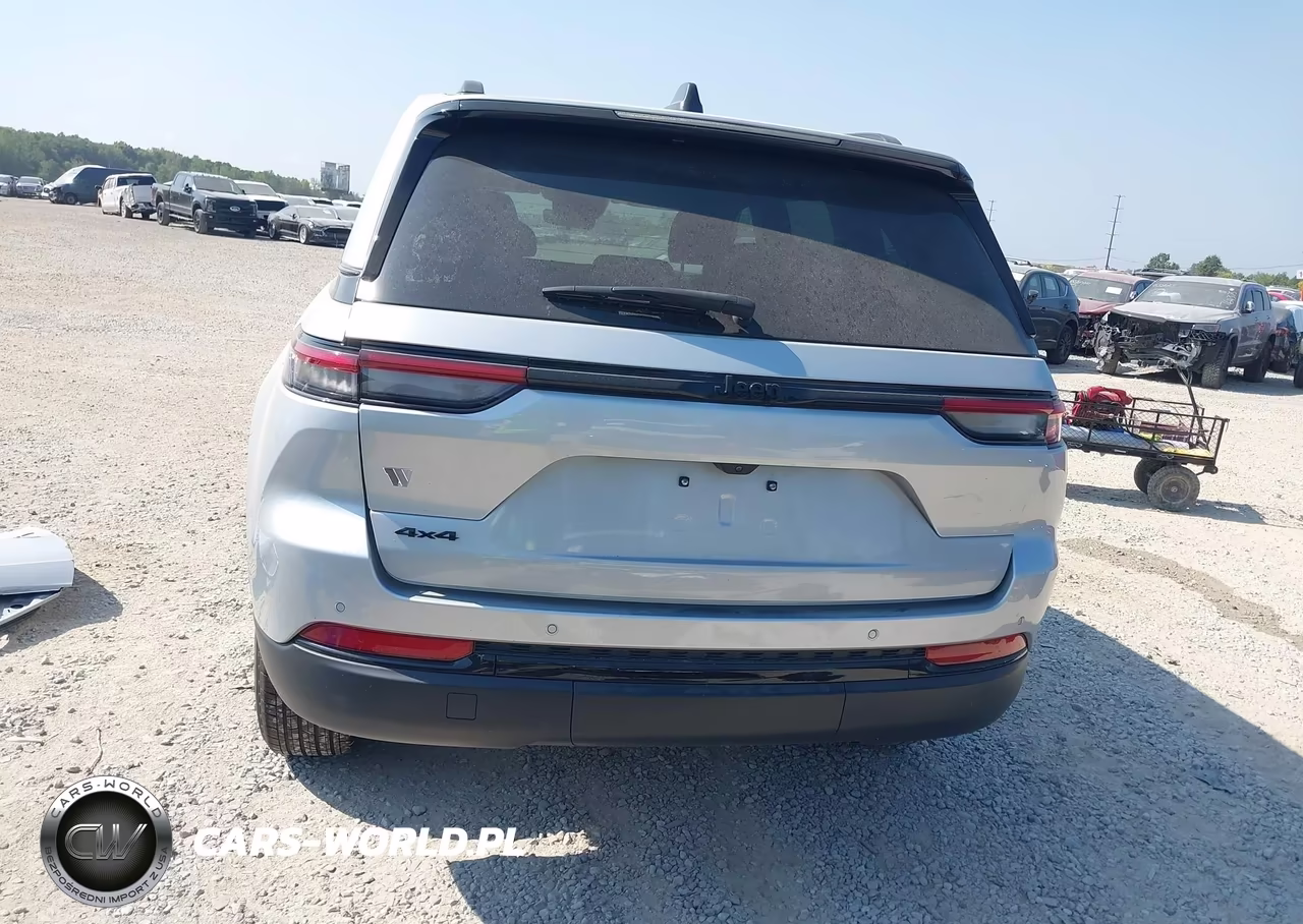 2025 Jeep Grand Cherokee Altitude 4X4 VIN:1C4RJHAG7SC295789 - 17