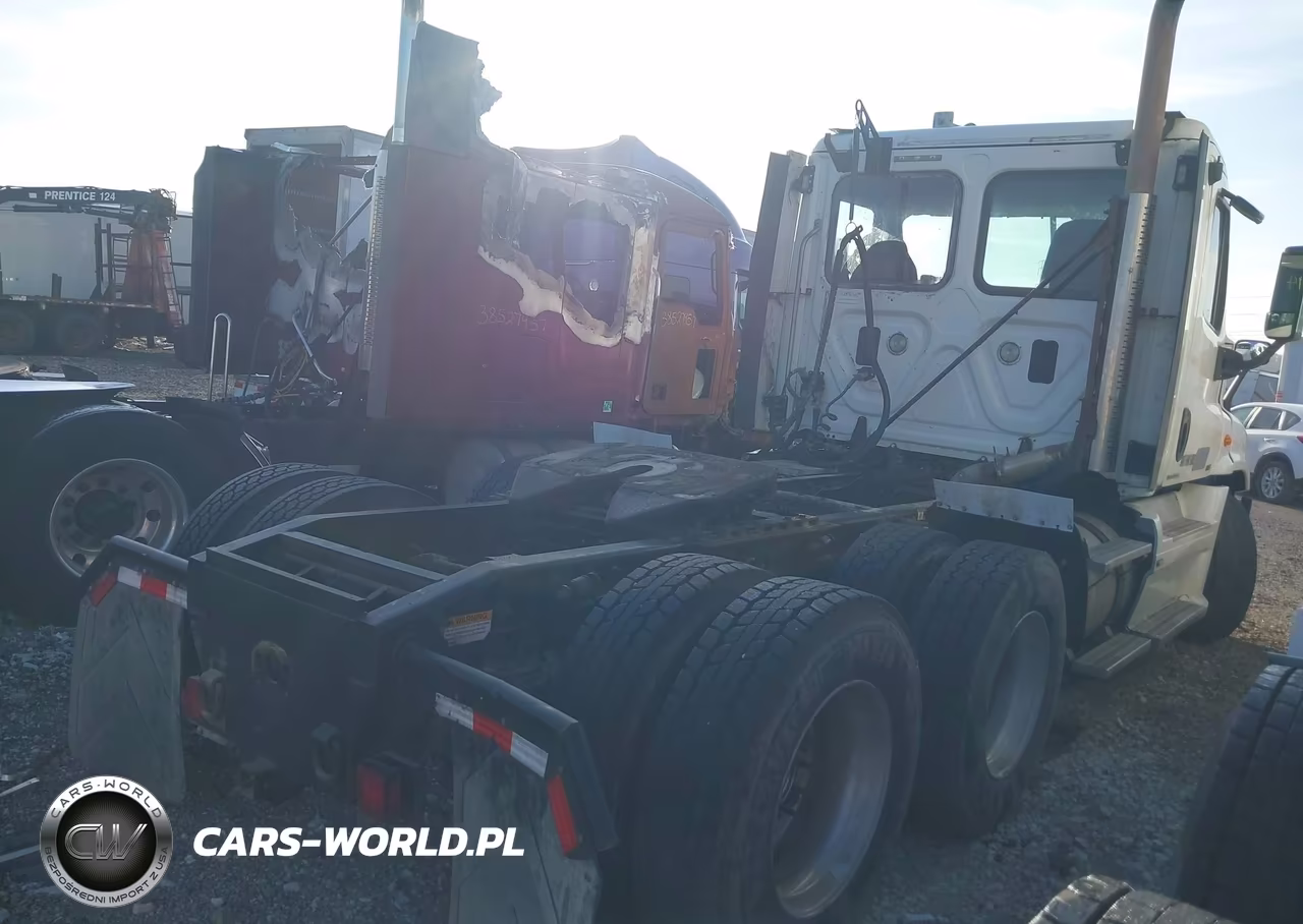 2012 Freightliner Cascadia 125 VIN:1FUJGEDV4CSBU7753 - 4
