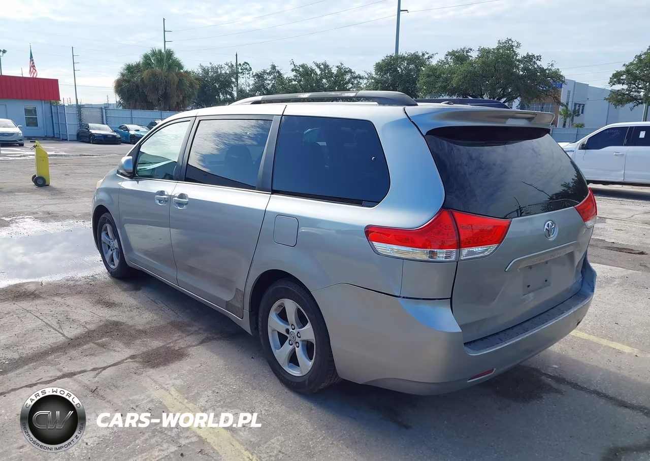 2011 Toyota Sienna Le V6 VIN:5TDKK3DC2BS126899 - 3