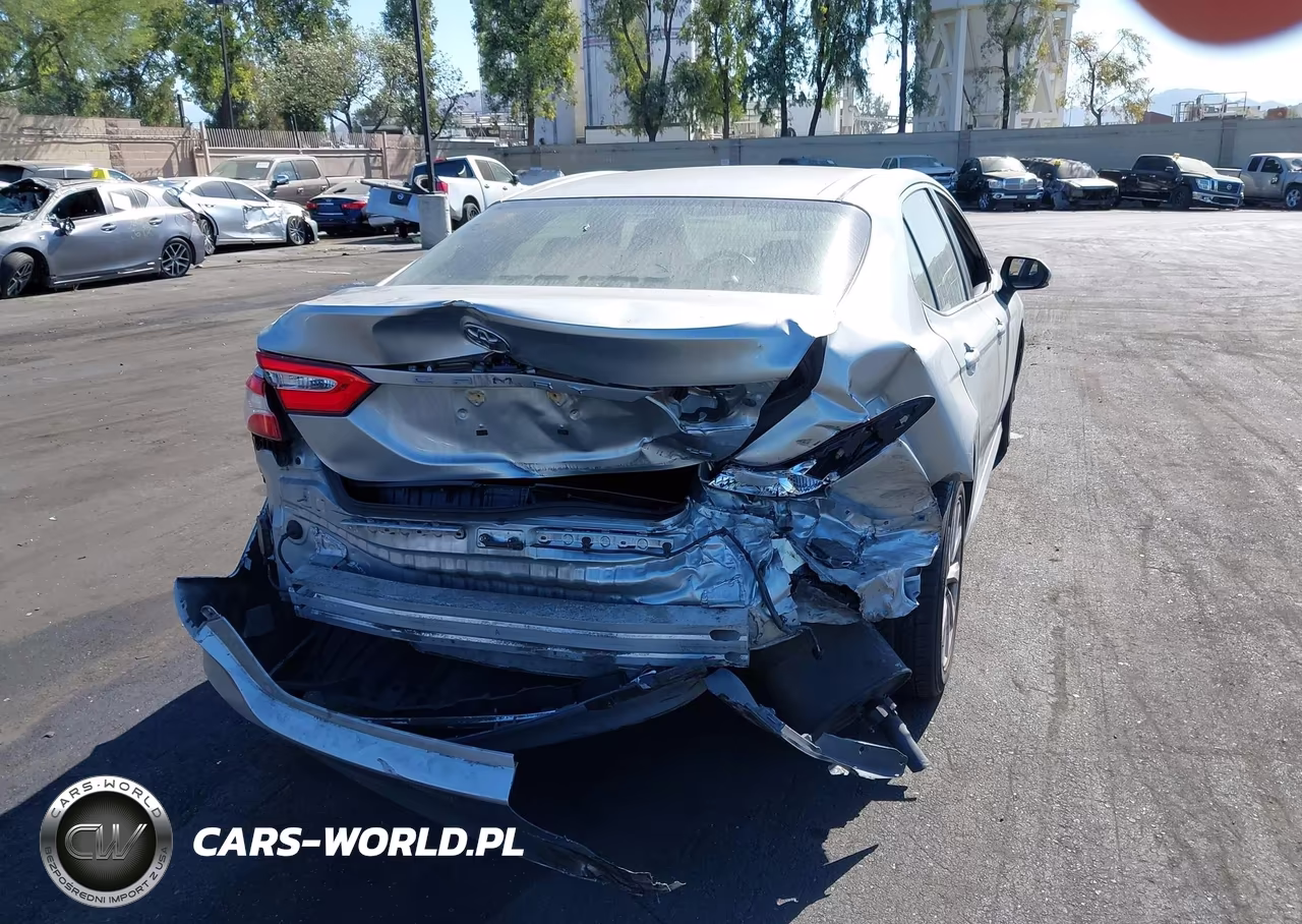 2018 Toyota Camry Le VIN:JTNB11HK4J3040854 - 17