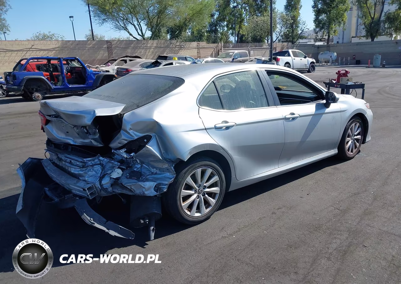 2018 Toyota Camry Le VIN:JTNB11HK4J3040854 - 4