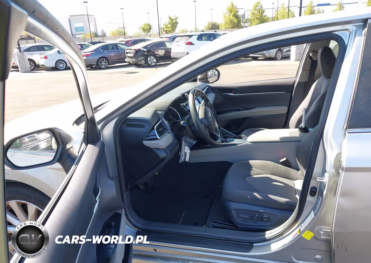 2018 Toyota Camry Le VIN:JTNB11HK4J3040854 - 5