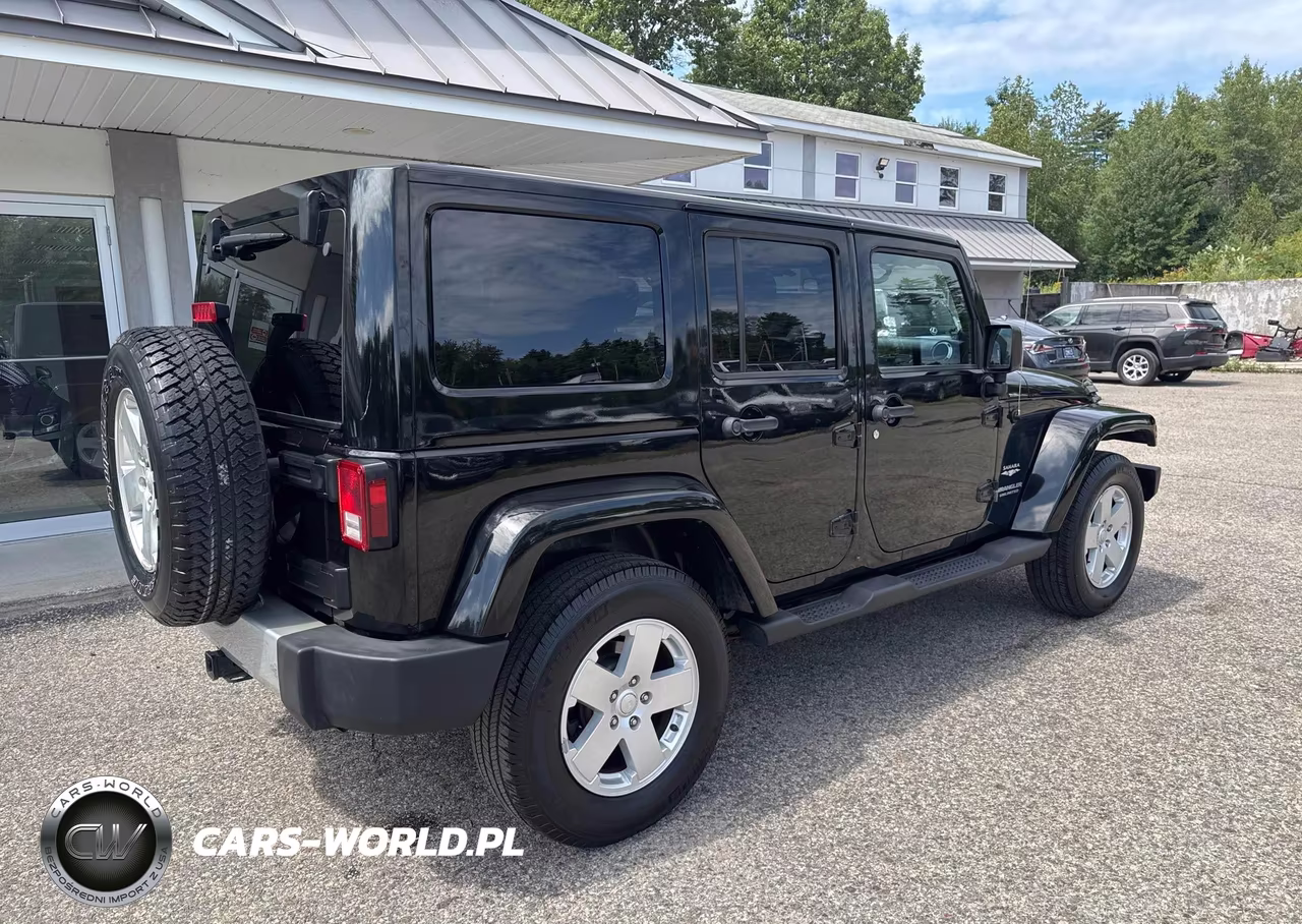 2012 Jeep Wrangler Unlimited Sahara VIN:1C4BJWEG7CL100646 - 4