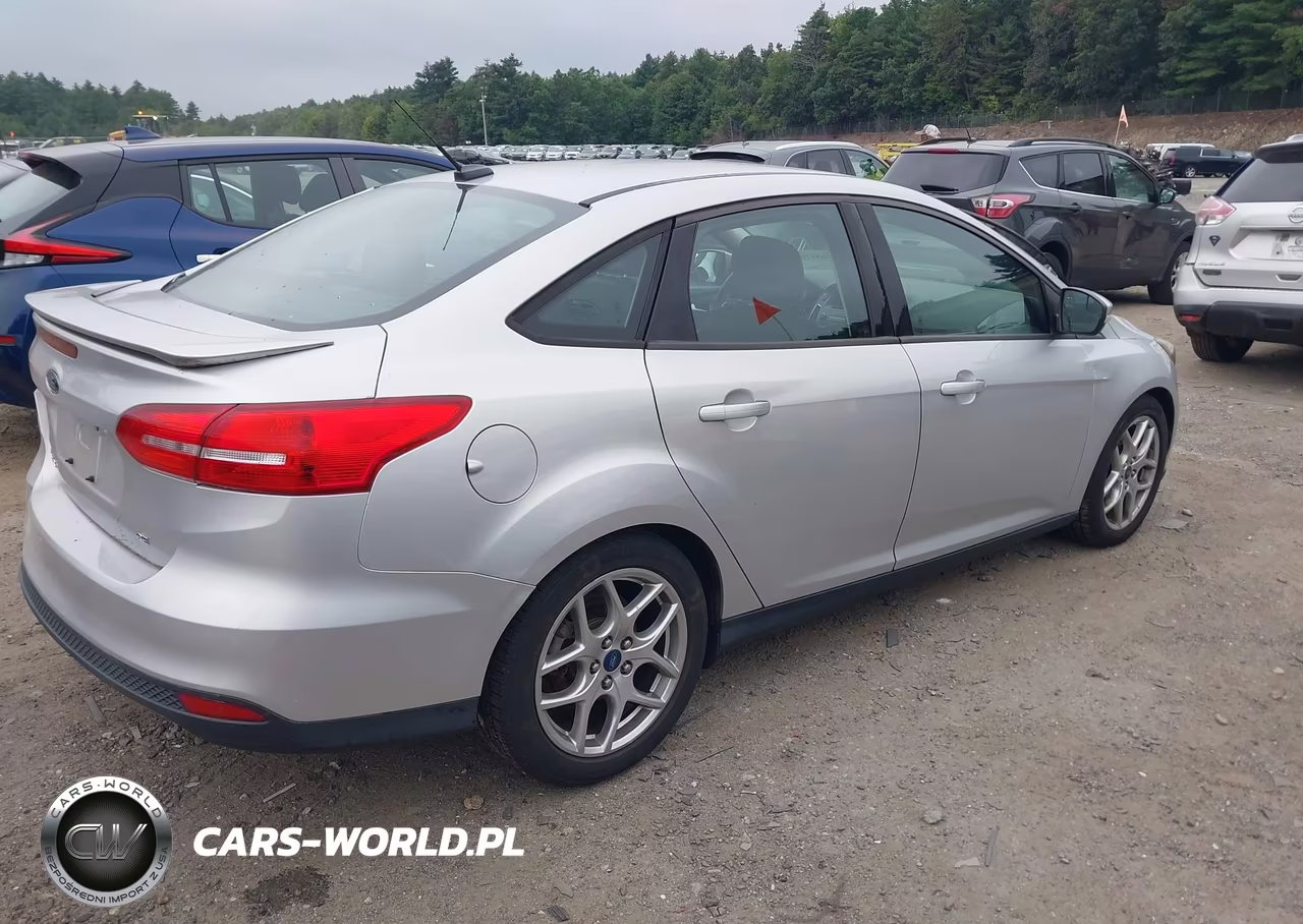 2015 Ford Focus Se VIN:1FADP3F26FL251710 - 4