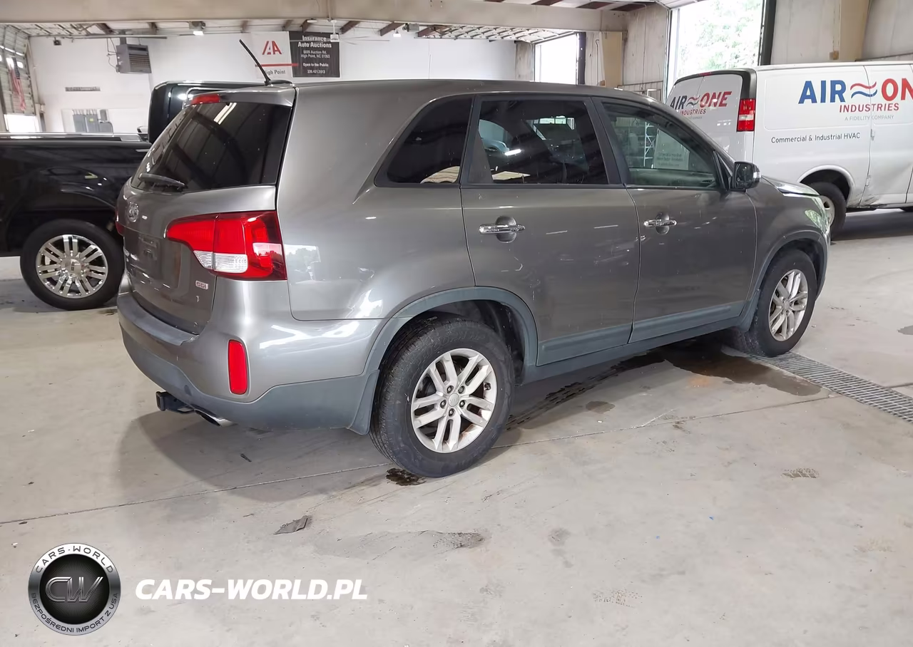 2015 Kia Sorento Lx VIN:5XYKT3A66FG573556 - 4