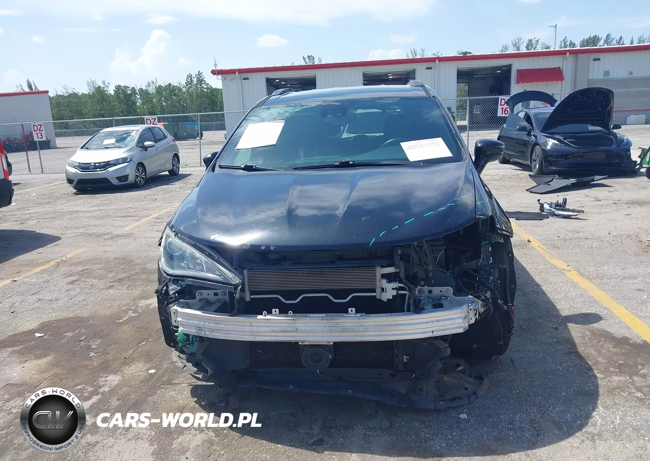 2020 Chrysler Pacifica Touring L VIN:2C4RC1BGXLR141103 - 13