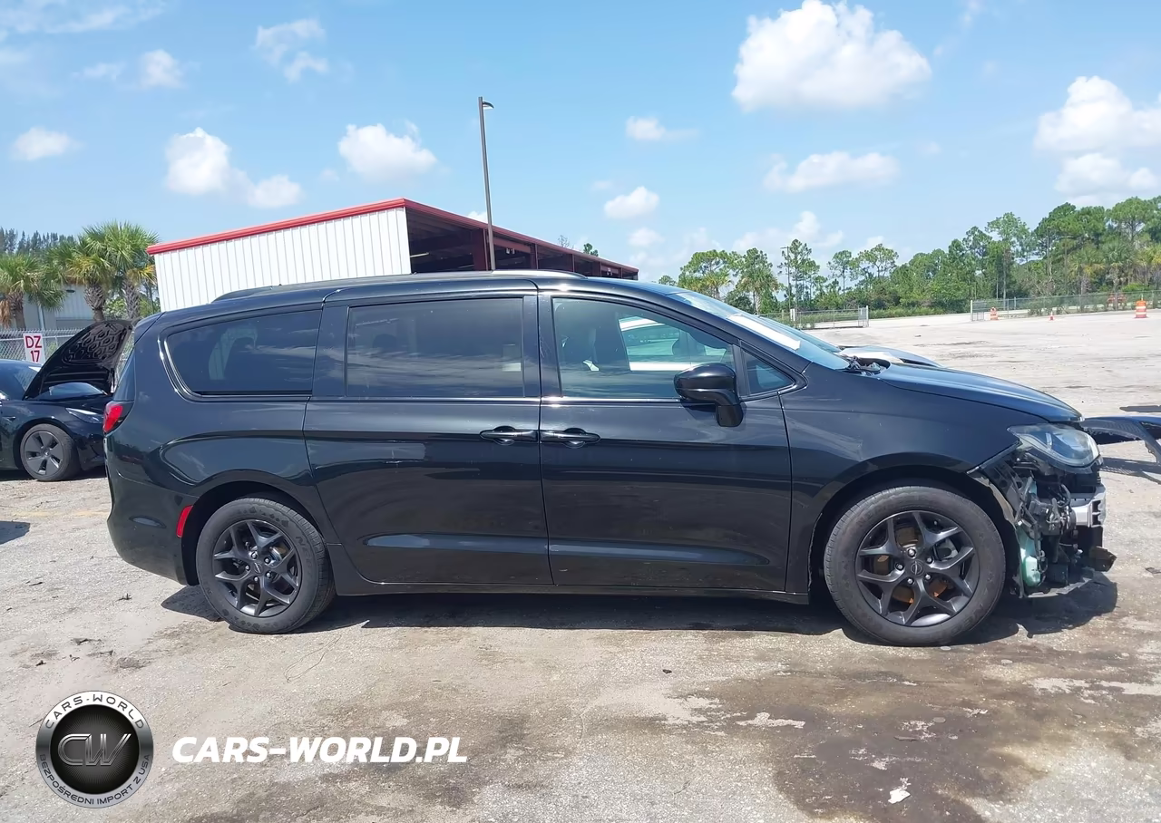 2020 Chrysler Pacifica Touring L VIN:2C4RC1BGXLR141103 - 14