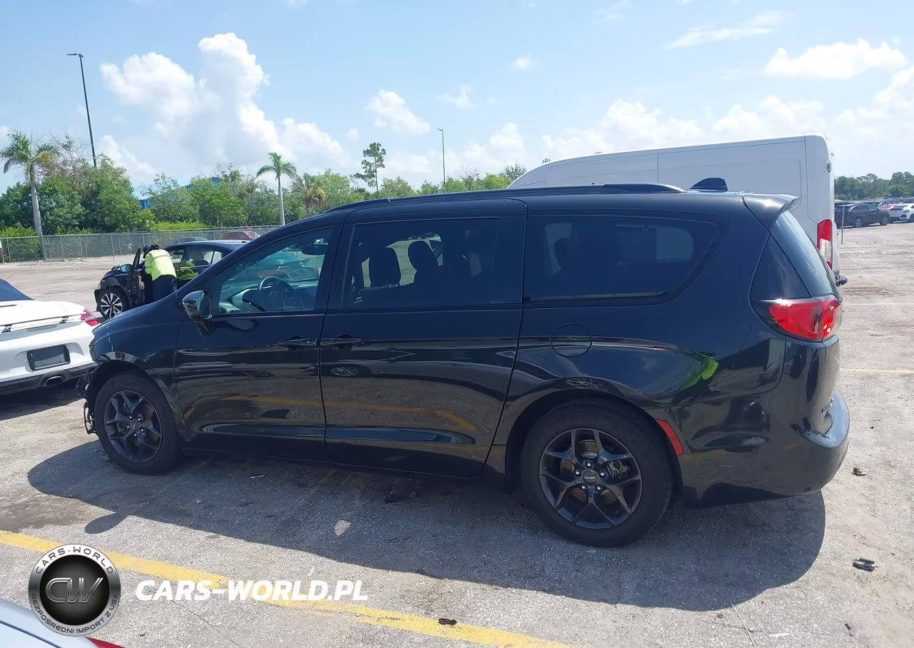 2020 Chrysler Pacifica Touring L VIN:2C4RC1BGXLR141103 - 15