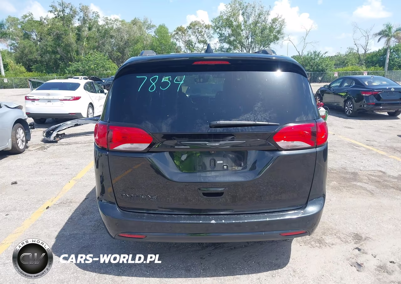2020 Chrysler Pacifica Touring L VIN:2C4RC1BGXLR141103 - 17