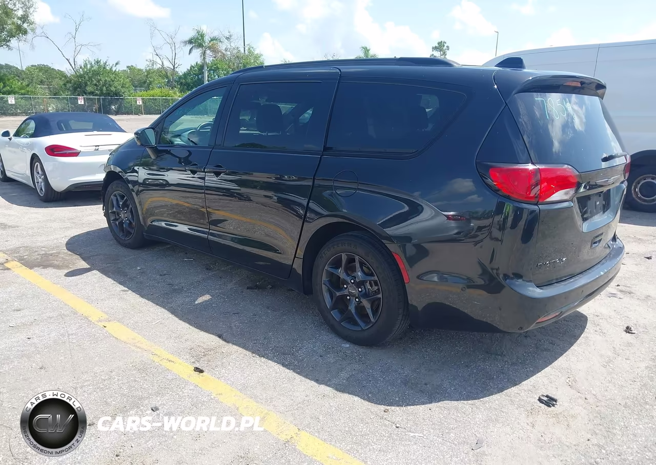 2020 Chrysler Pacifica Touring L VIN:2C4RC1BGXLR141103 - 3