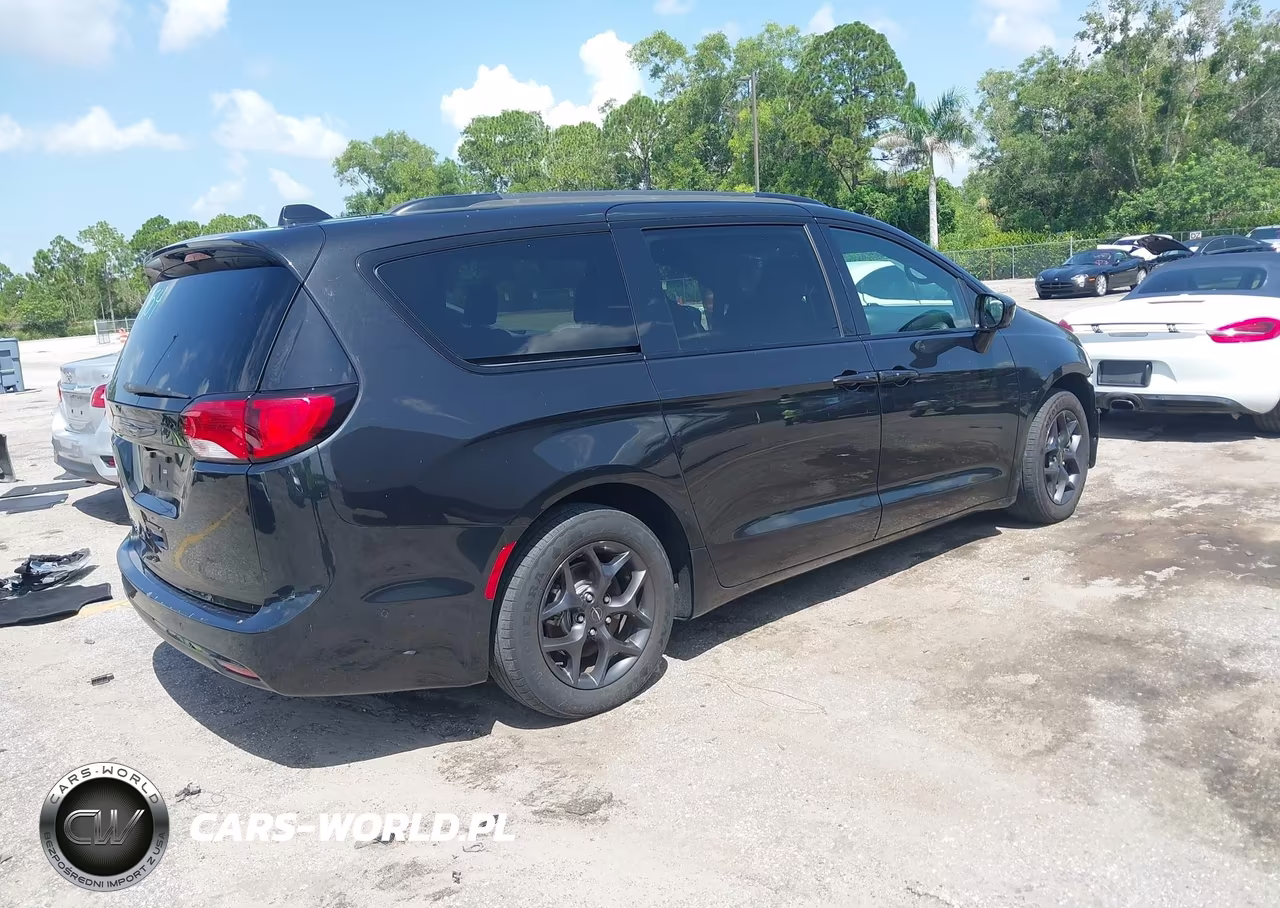 2020 Chrysler Pacifica Touring L VIN:2C4RC1BGXLR141103 - 4