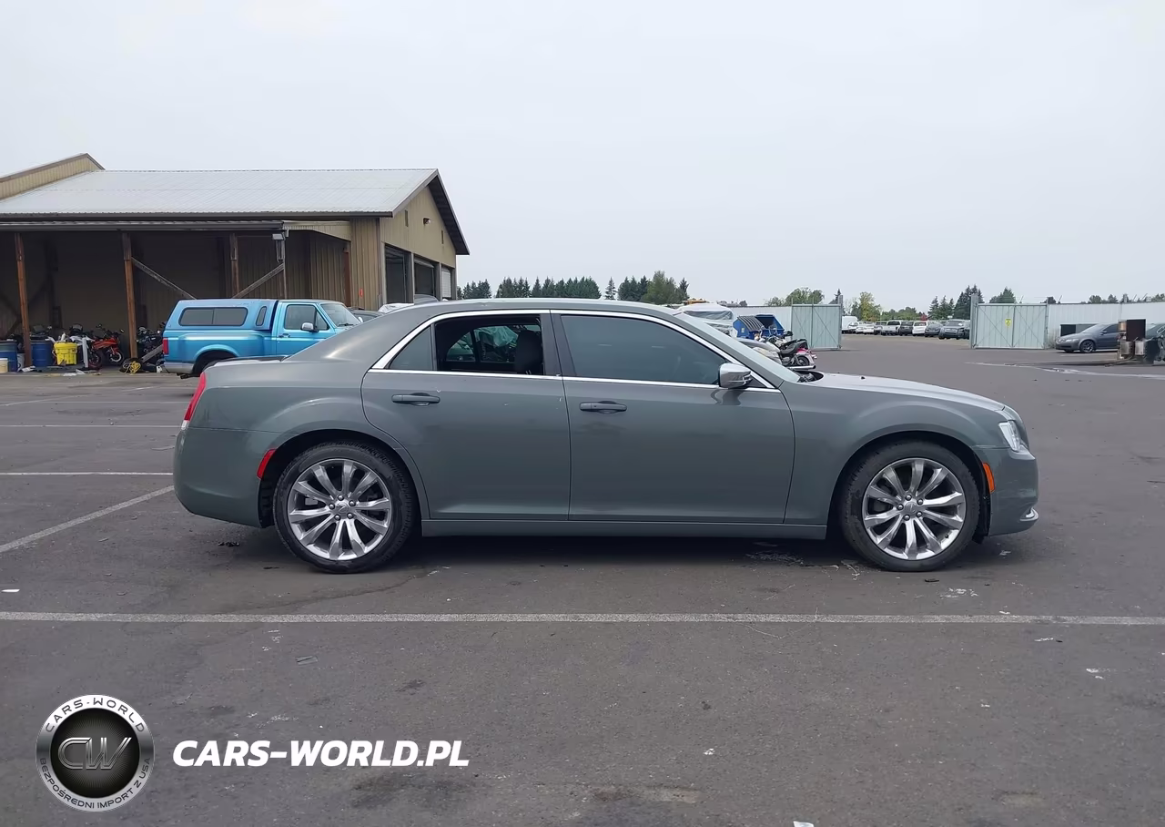 2019 Chrysler 300 Touring VIN:2C3CCAAG1KH590587 - 13