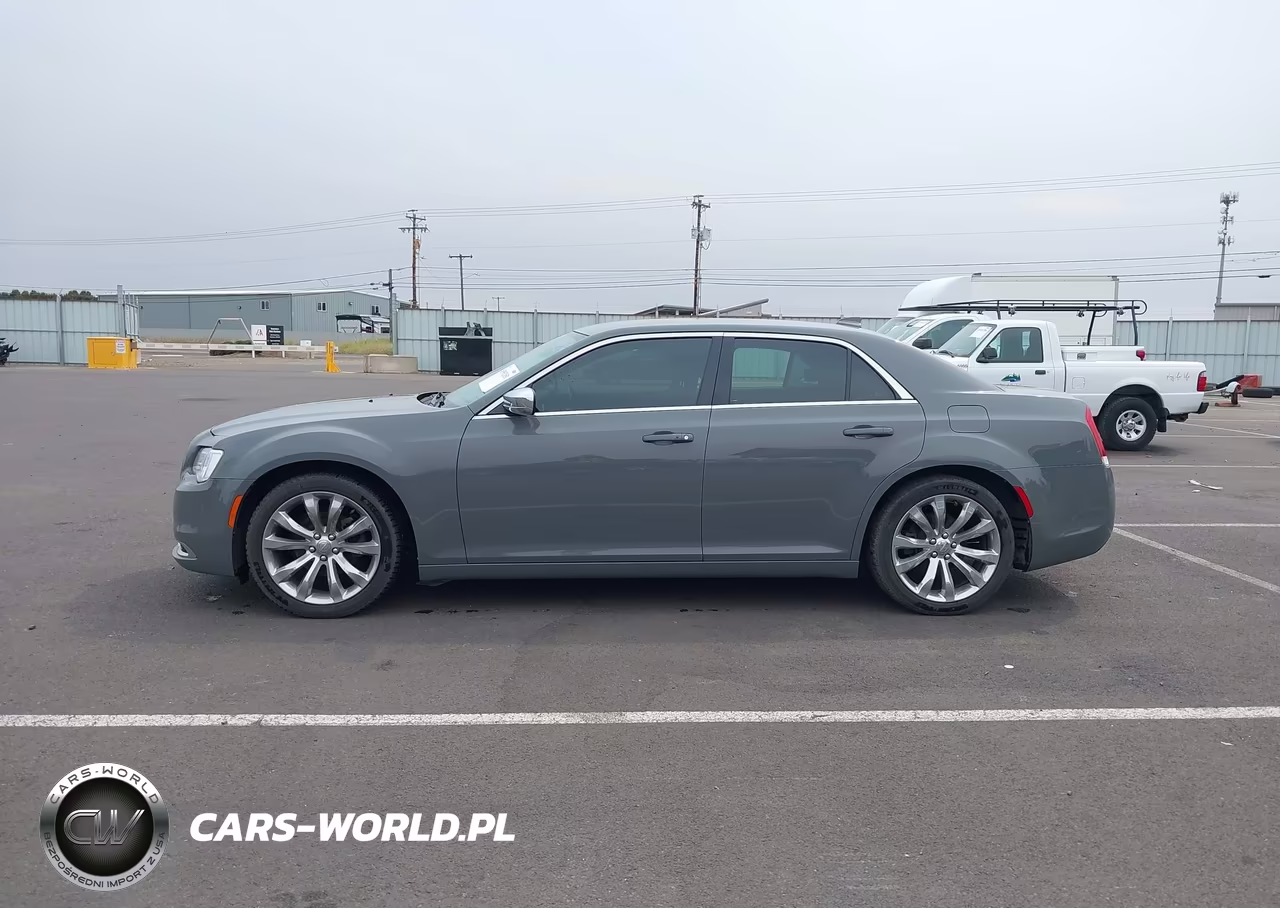 2019 Chrysler 300 Touring VIN:2C3CCAAG1KH590587 - 14
