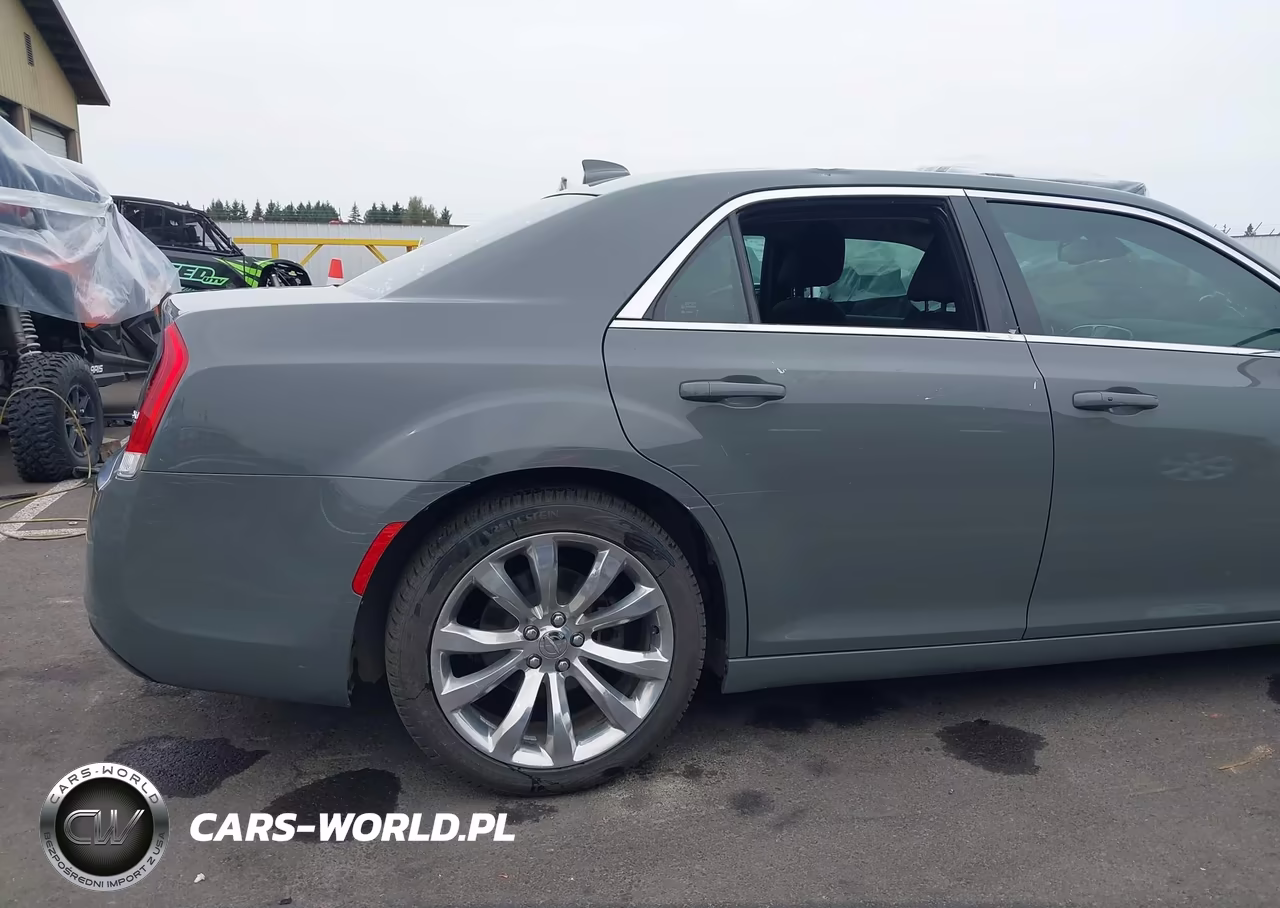 2019 Chrysler 300 Touring VIN:2C3CCAAG1KH590587 - 17