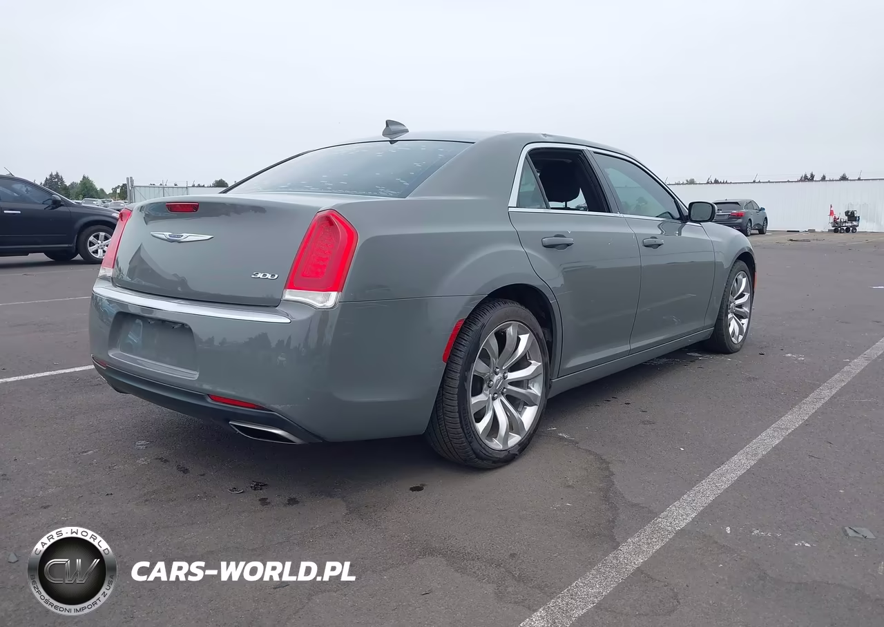 2019 Chrysler 300 Touring VIN:2C3CCAAG1KH590587 - 4