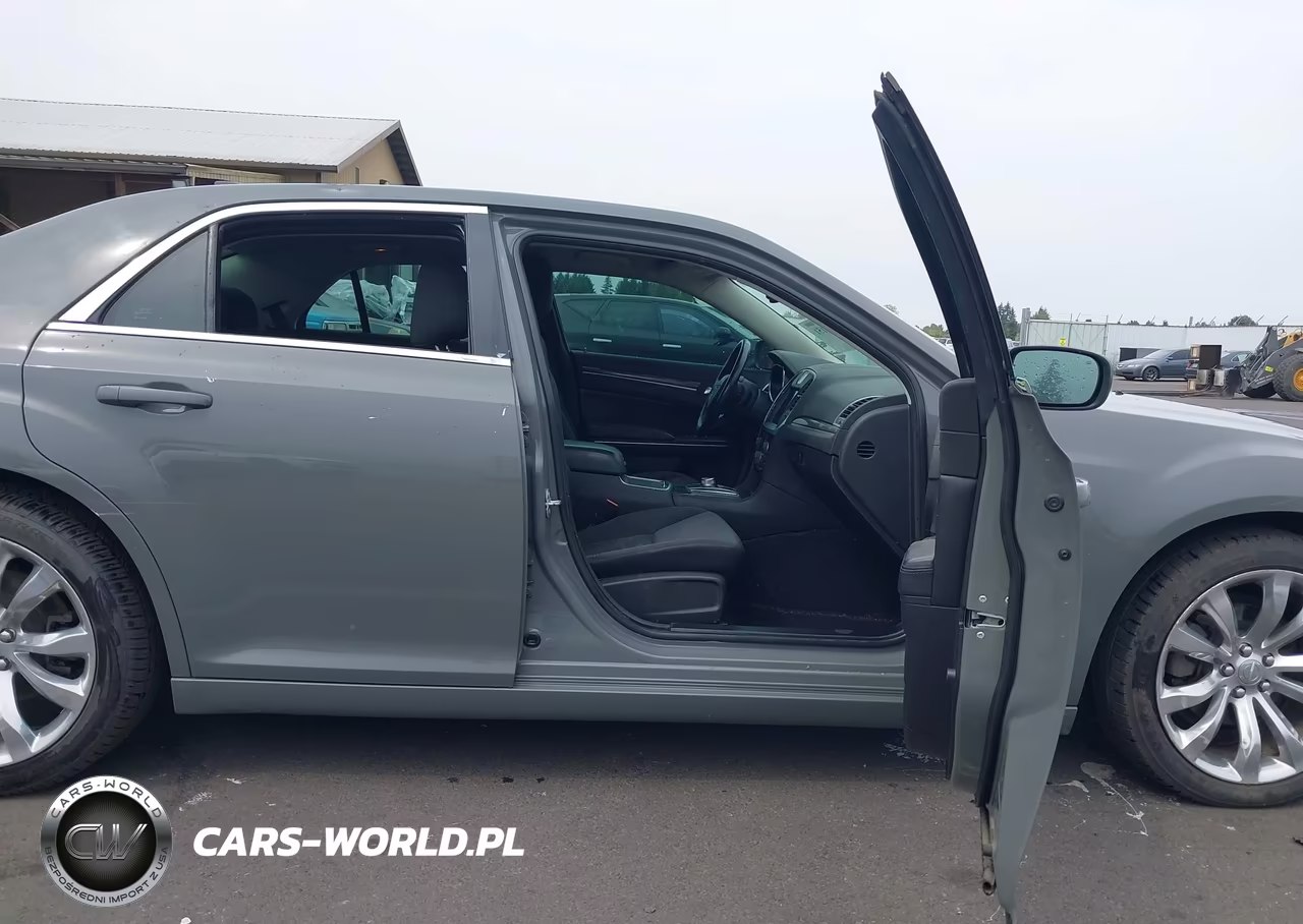 2019 Chrysler 300 Touring VIN:2C3CCAAG1KH590587 - 5