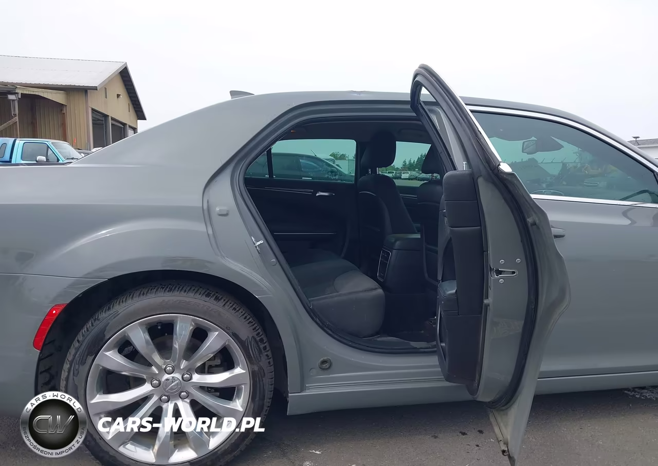 2019 Chrysler 300 Touring VIN:2C3CCAAG1KH590587 - 8