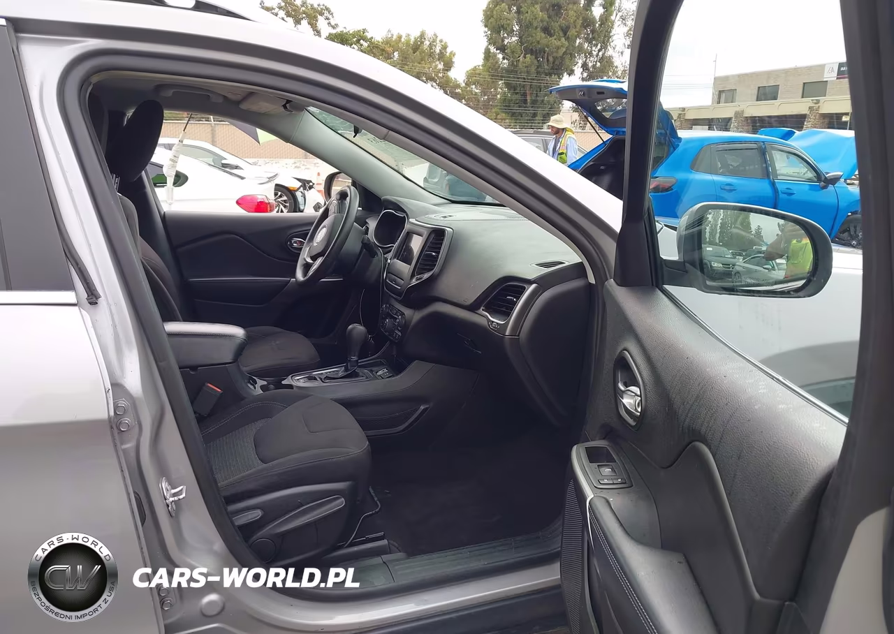 2019 Jeep Cherokee Latitude Fwd VIN:1C4PJLCB0KD220504 - 5