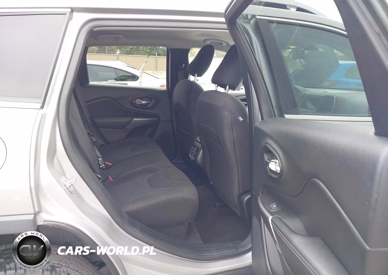 2019 Jeep Cherokee Latitude Fwd VIN:1C4PJLCB0KD220504 - 8
