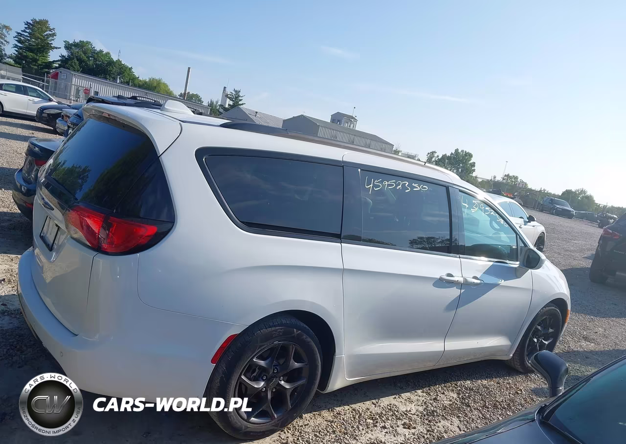 2018 Chrysler Pacifica Touring L VIN:2C4RC1BG7JR182849 - 13