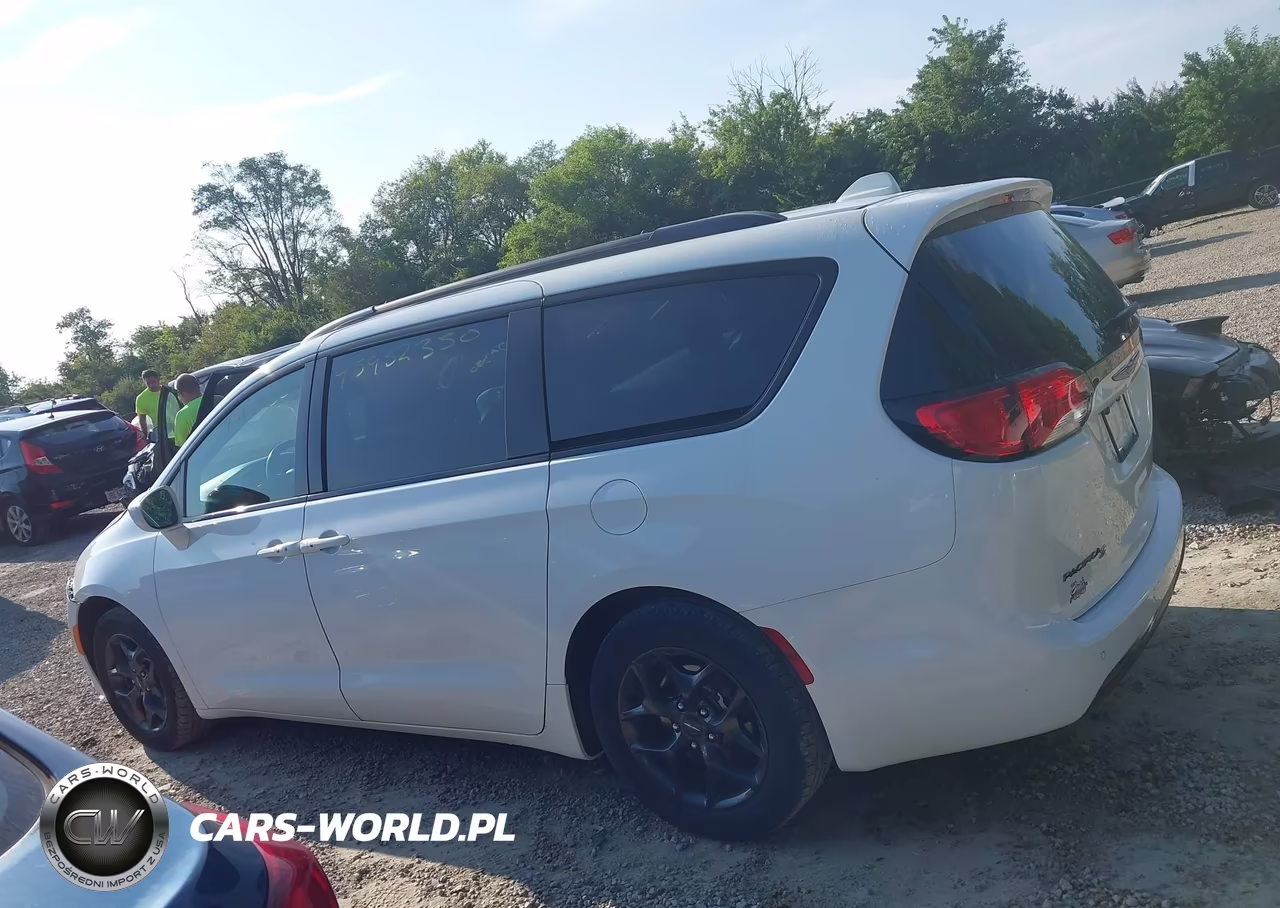 2018 Chrysler Pacifica Touring L VIN:2C4RC1BG7JR182849 - 14