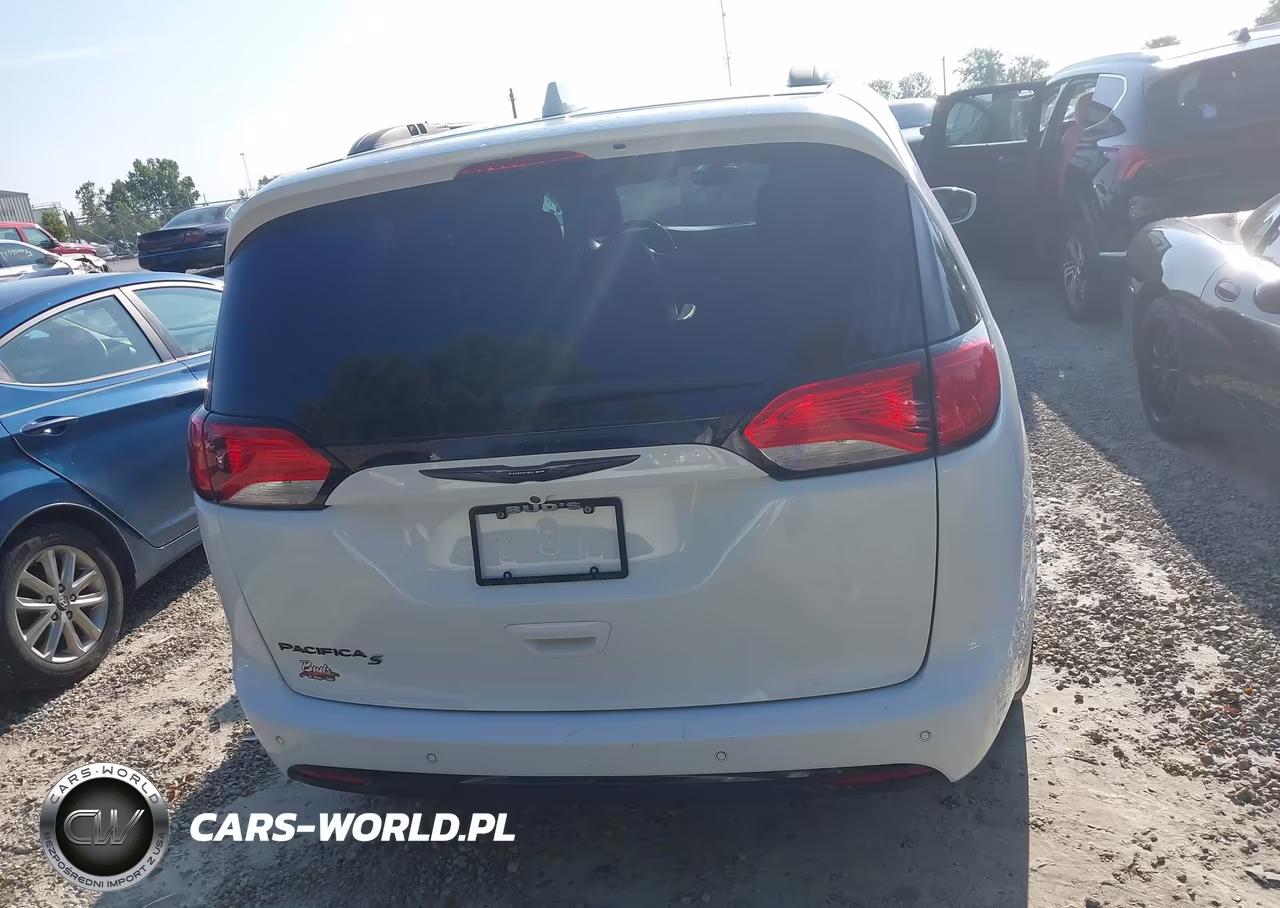 2018 Chrysler Pacifica Touring L VIN:2C4RC1BG7JR182849 - 16