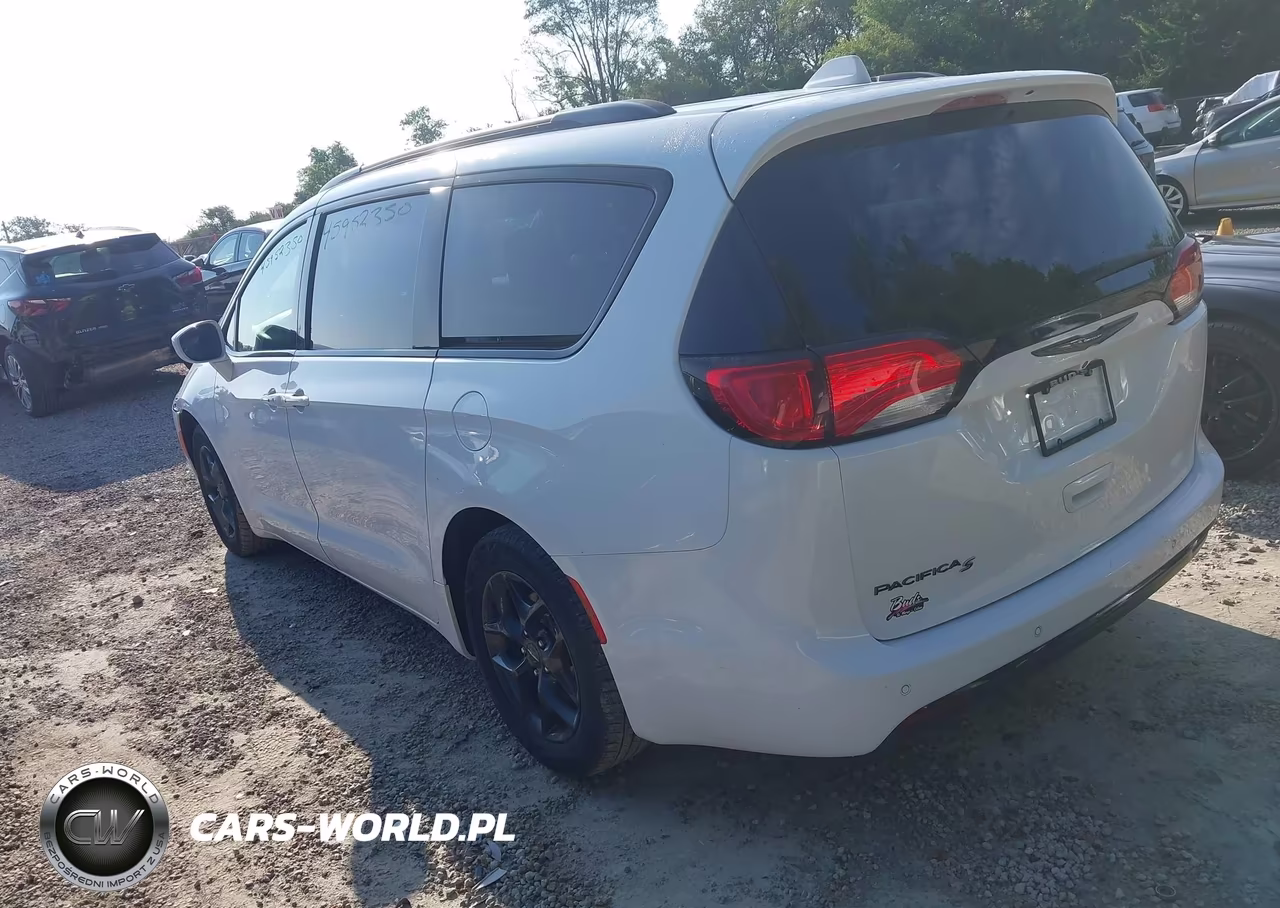 2018 Chrysler Pacifica Touring L VIN:2C4RC1BG7JR182849 - 3