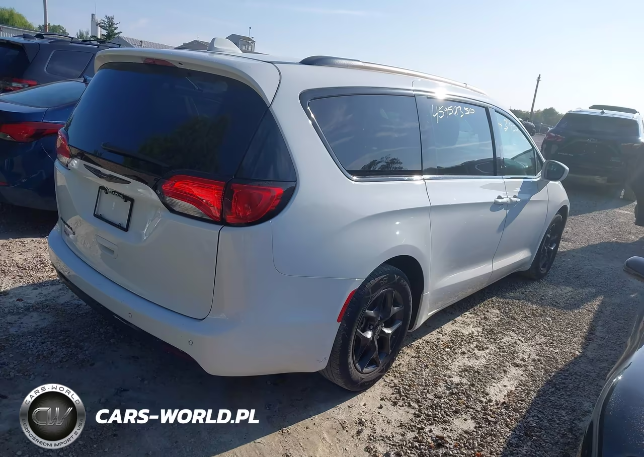 2018 Chrysler Pacifica Touring L VIN:2C4RC1BG7JR182849 - 4