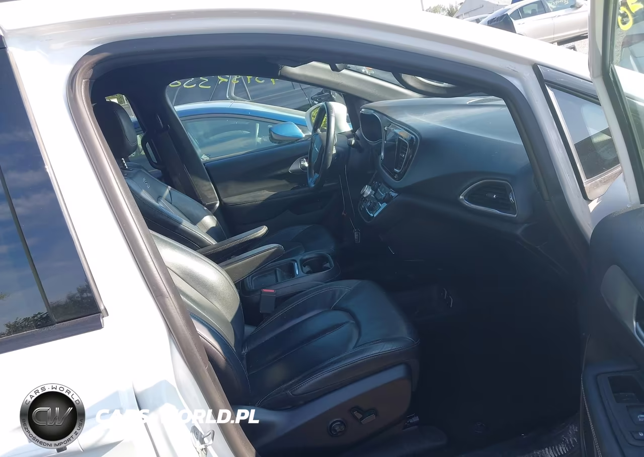 2018 Chrysler Pacifica Touring L VIN:2C4RC1BG7JR182849 - 5