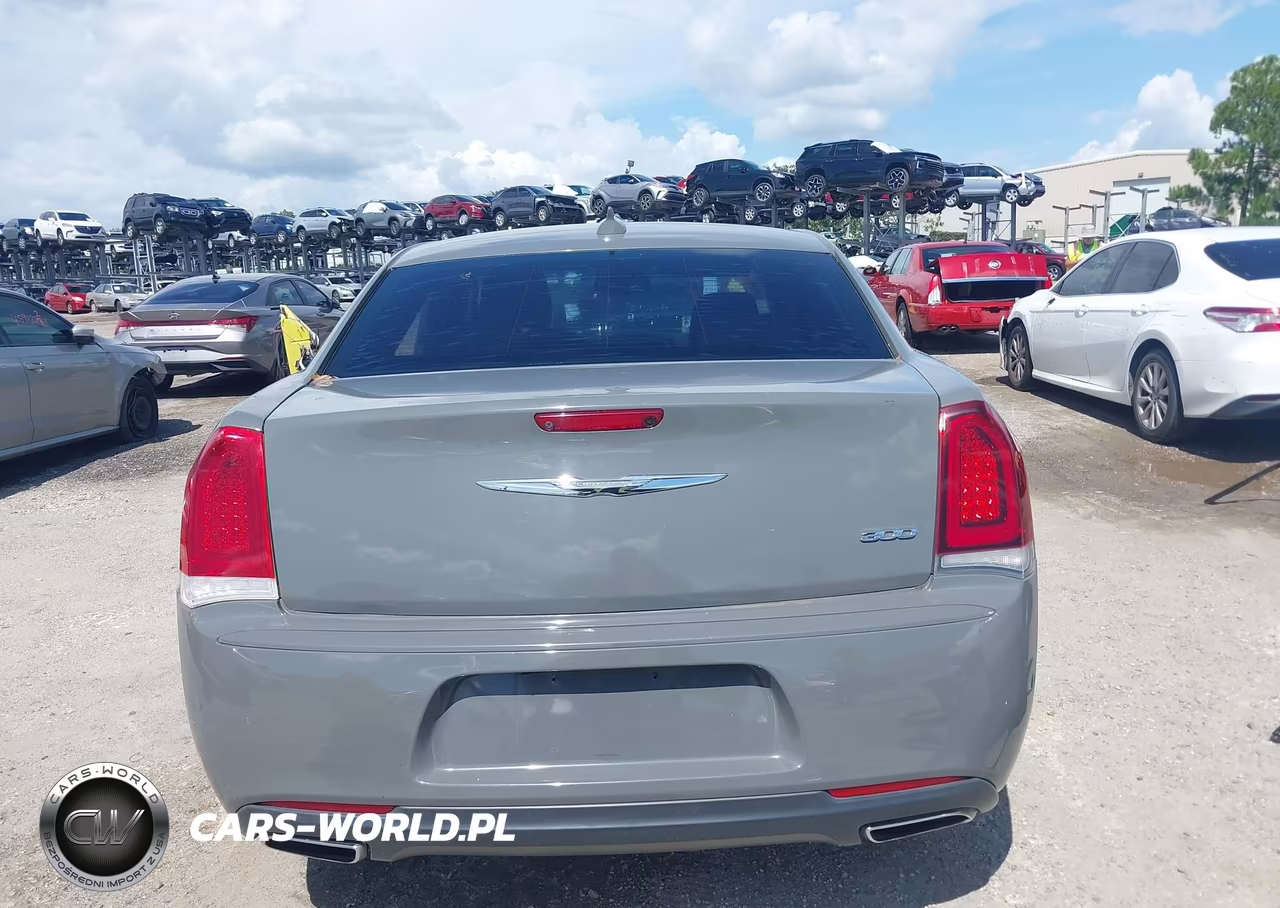 2019 Chrysler 300 Touring VIN:2C3CCAAG0KH612174 - 17
