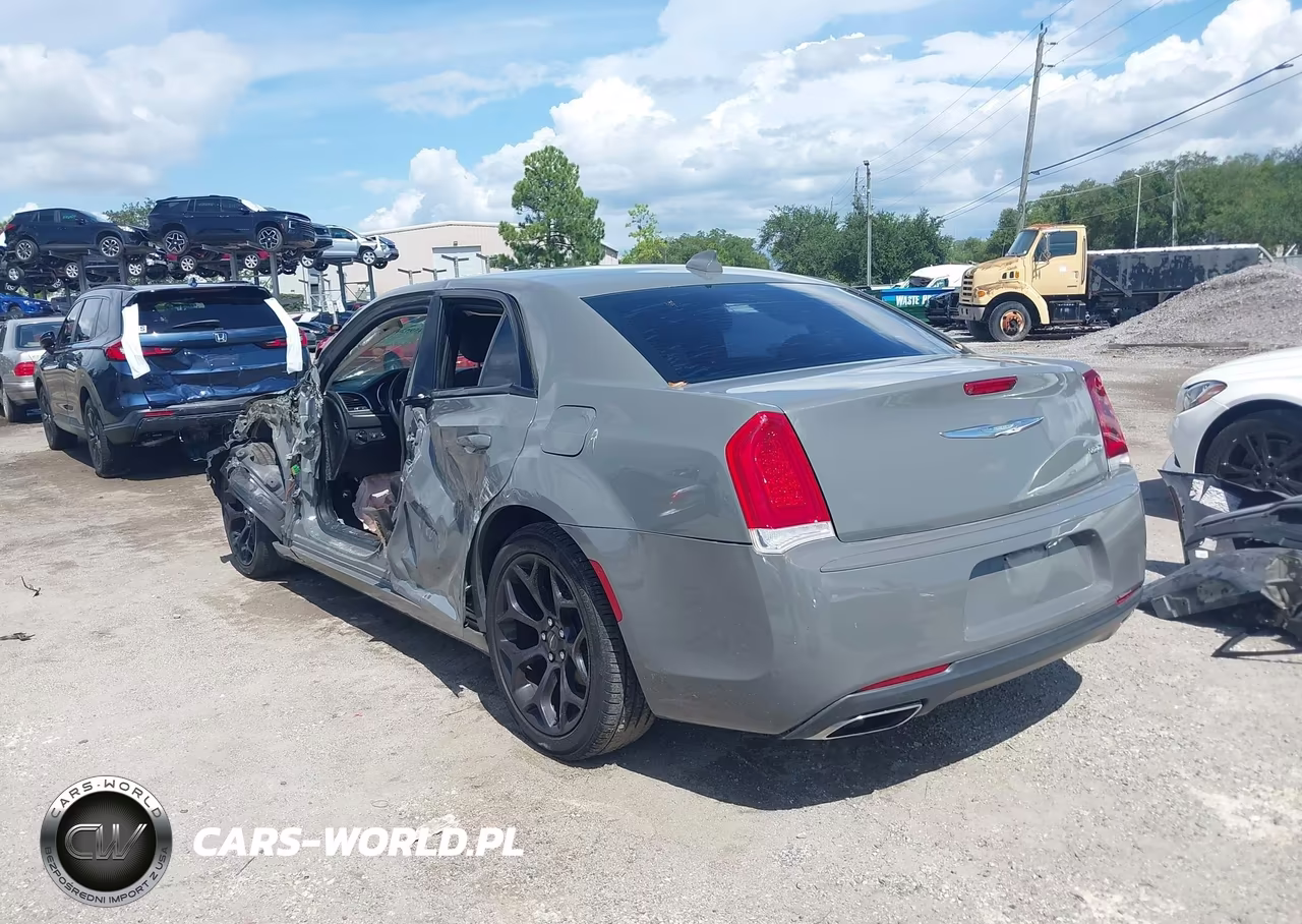 2019 Chrysler 300 Touring VIN:2C3CCAAG0KH612174 - 3