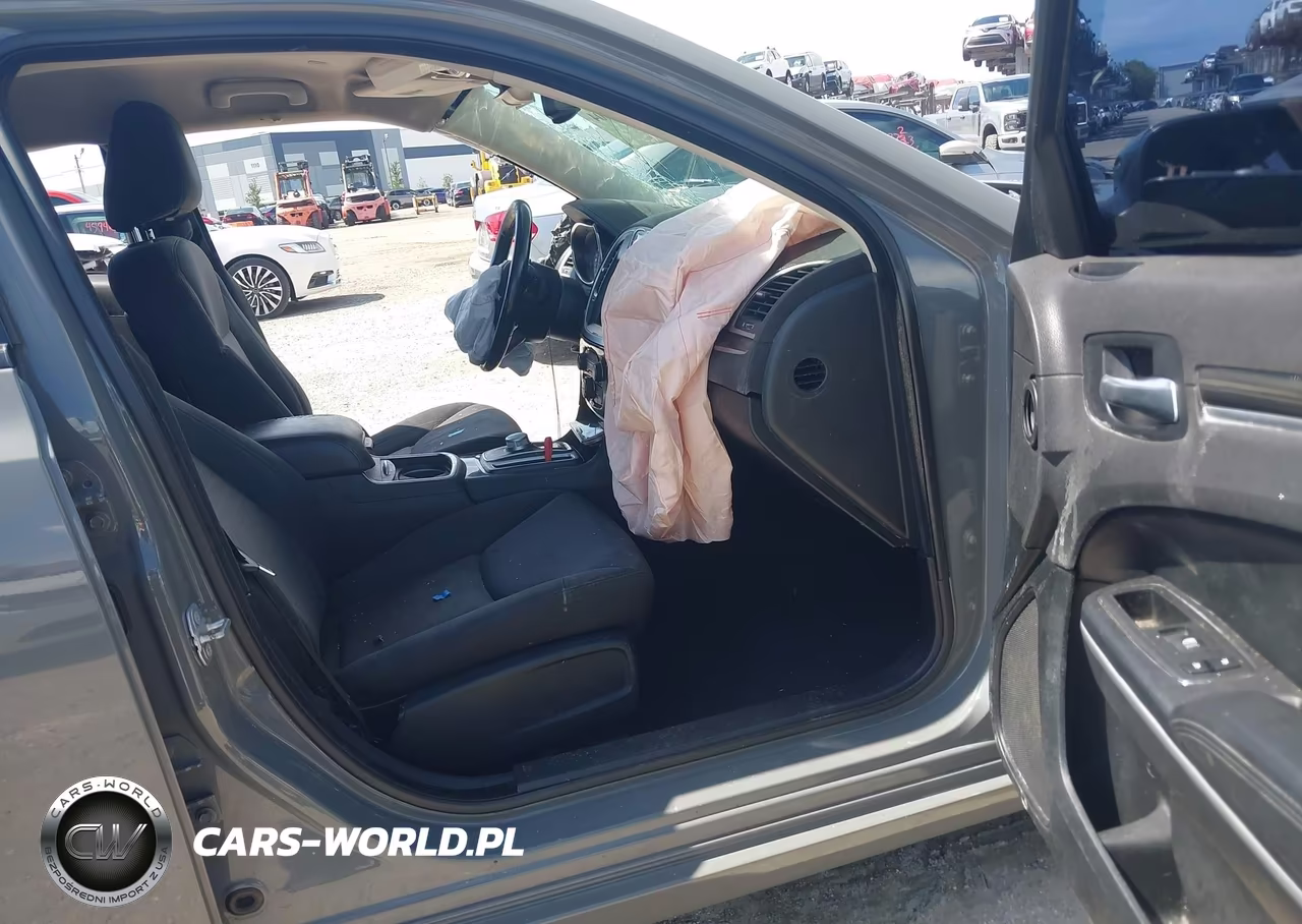 2019 Chrysler 300 Touring VIN:2C3CCAAG0KH612174 - 5