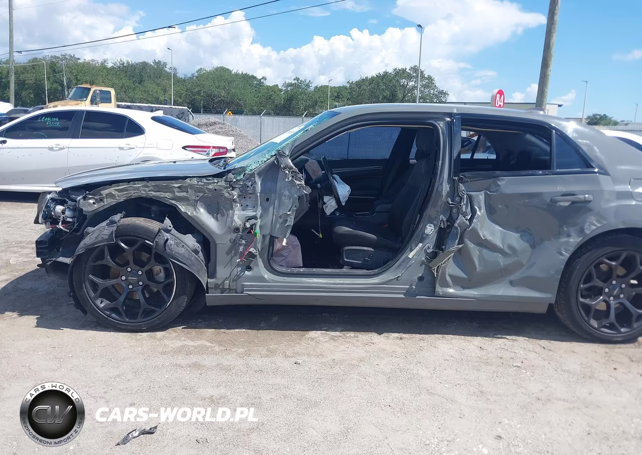 2019 Chrysler 300 Touring VIN:2C3CCAAG0KH612174 - 6