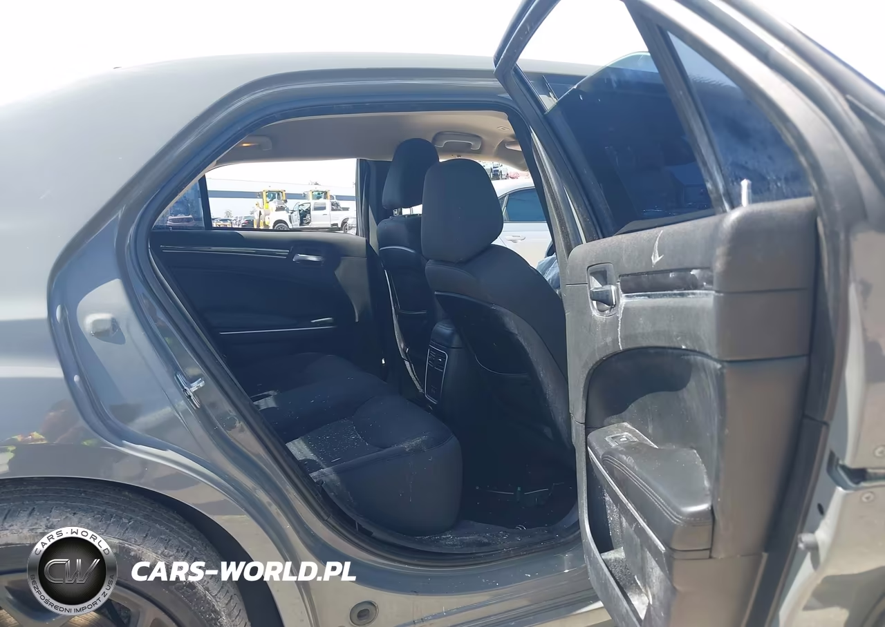 2019 Chrysler 300 Touring VIN:2C3CCAAG0KH612174 - 8