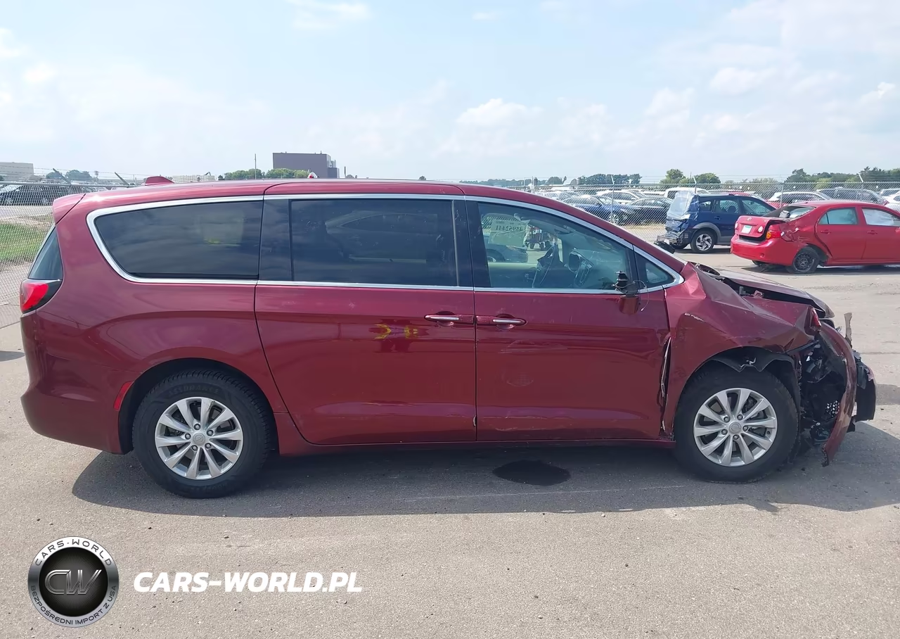 2019 Chrysler Pacifica Touring Plus VIN:2C4RC1FG8KR523946 - 14