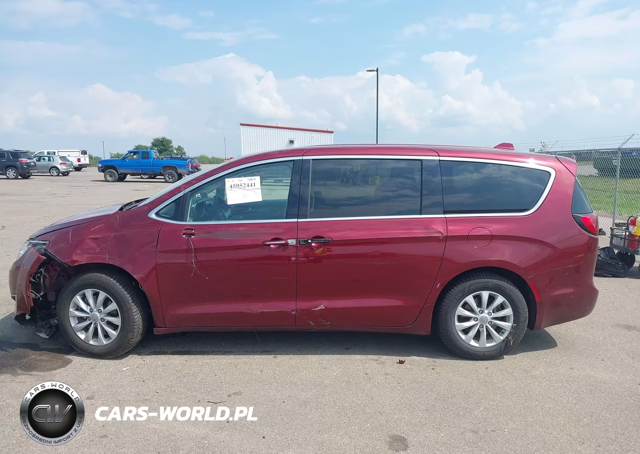 2019 Chrysler Pacifica Touring Plus VIN:2C4RC1FG8KR523946 - 15