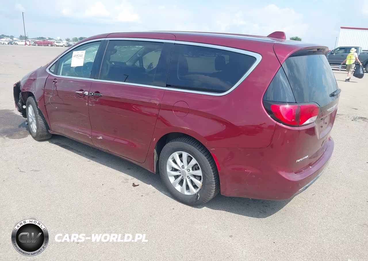 2019 Chrysler Pacifica Touring Plus VIN:2C4RC1FG8KR523946 - 3