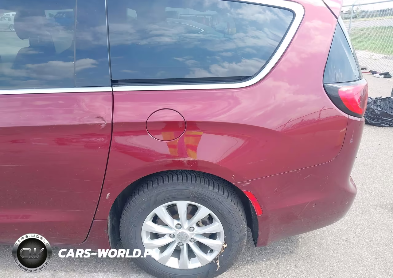 2019 Chrysler Pacifica Touring Plus VIN:2C4RC1FG8KR523946 - 6