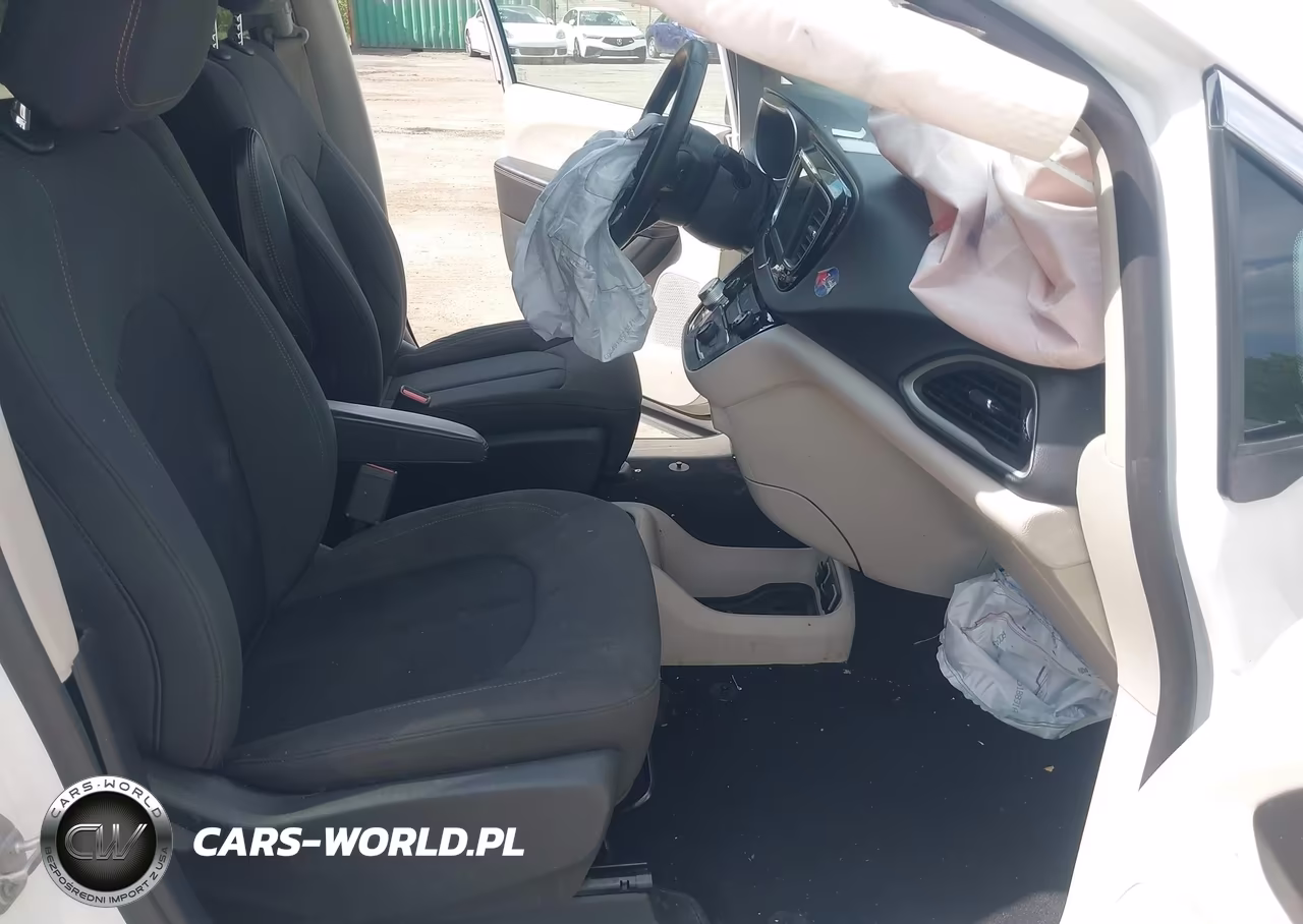 2019 Chrysler Pacifica Touring VIN:2C4RC1DG9KR702046 - 5