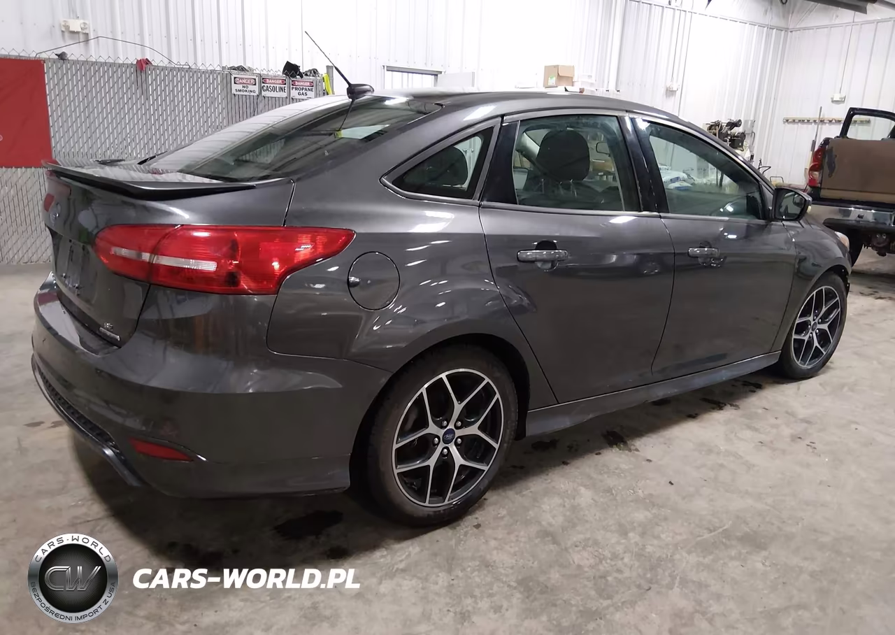 2016 Ford Focus Se VIN:1FADP3F22GL331197 - 4