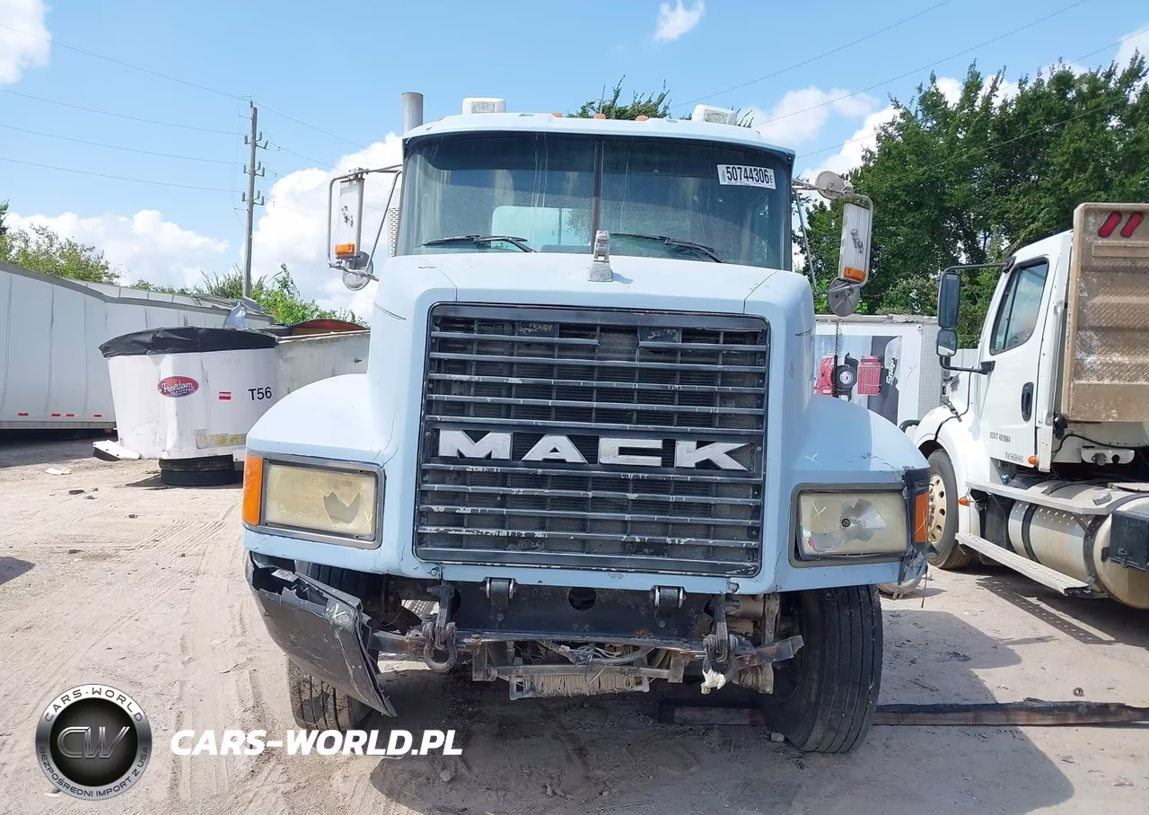 2000 Mack Ch613 Semi Truck VIN:1M1AA13Y6YW130723 - 12