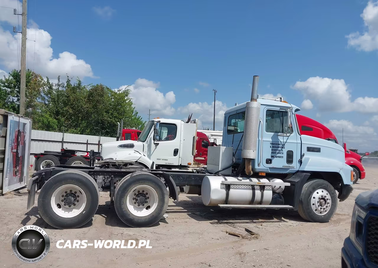 2000 Mack Ch613 Semi Truck VIN:1M1AA13Y6YW130723 - 13