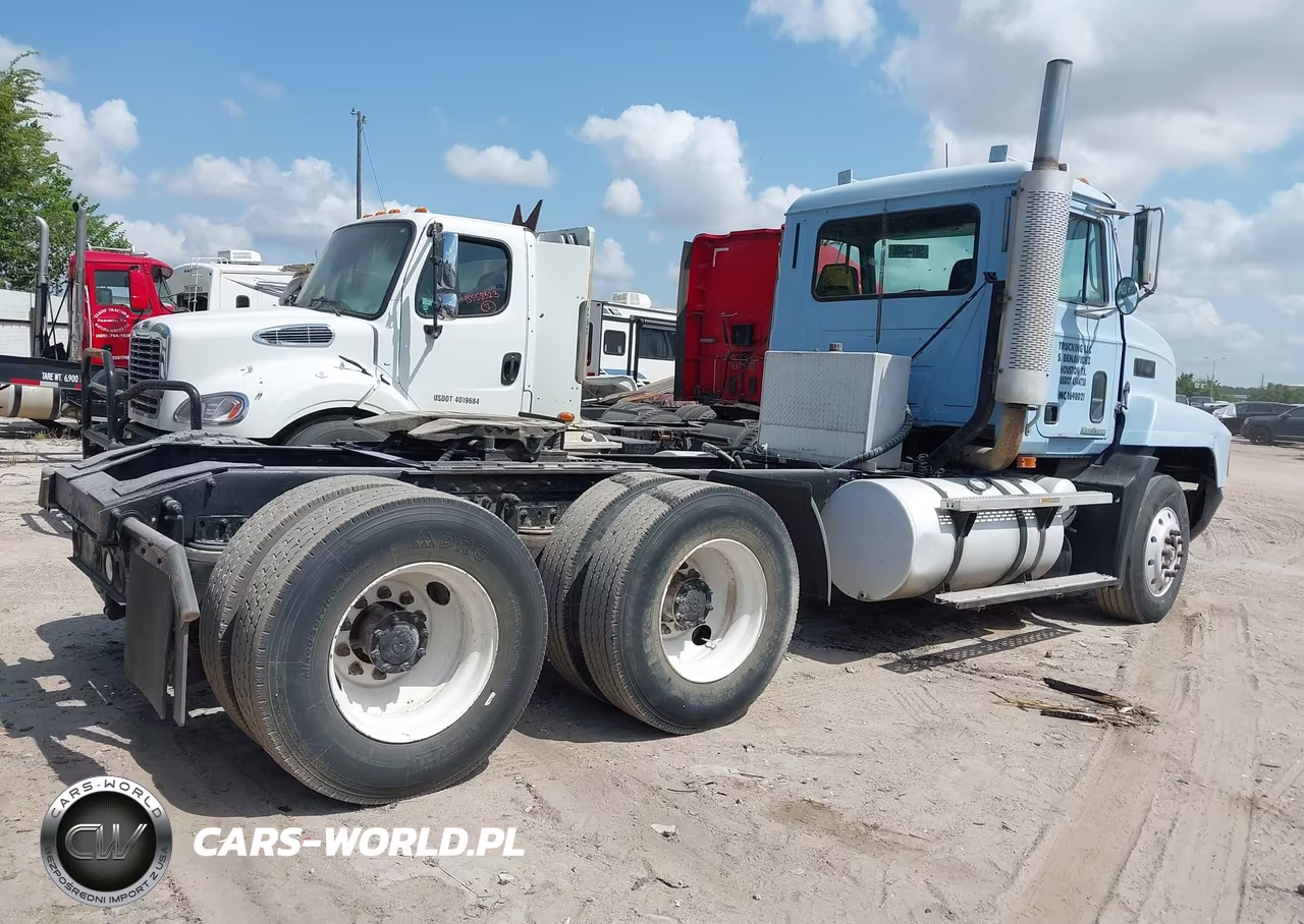 2000 Mack Ch613 Semi Truck VIN:1M1AA13Y6YW130723 - 4