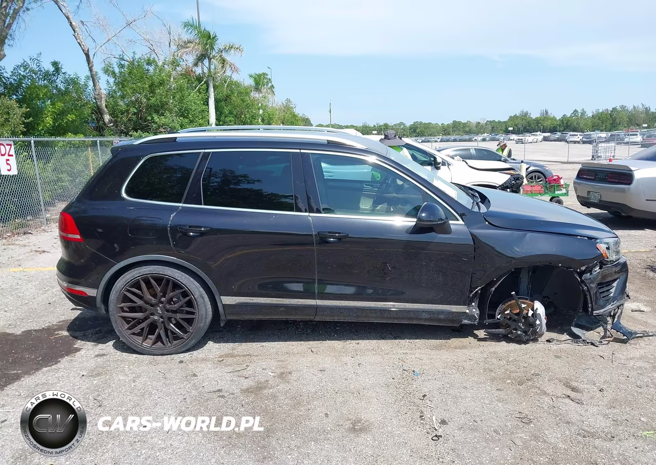 2016 Volkswagen Touareg Sport W-Technology VIN:WVGEF9BP6GD010310 - 14