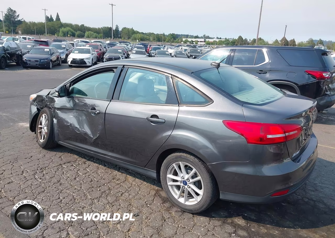 2015 Ford Focus Se VIN:1FADP3F26FL232588 - 3