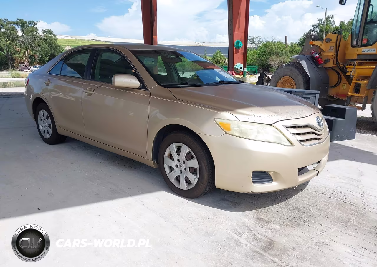 2010 Toyota Camry Le – zdjęcie 1 z 13
