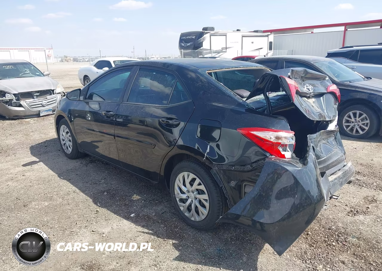 2017 Toyota Corolla Le VIN:5YFBURHEXHP716813 - 3