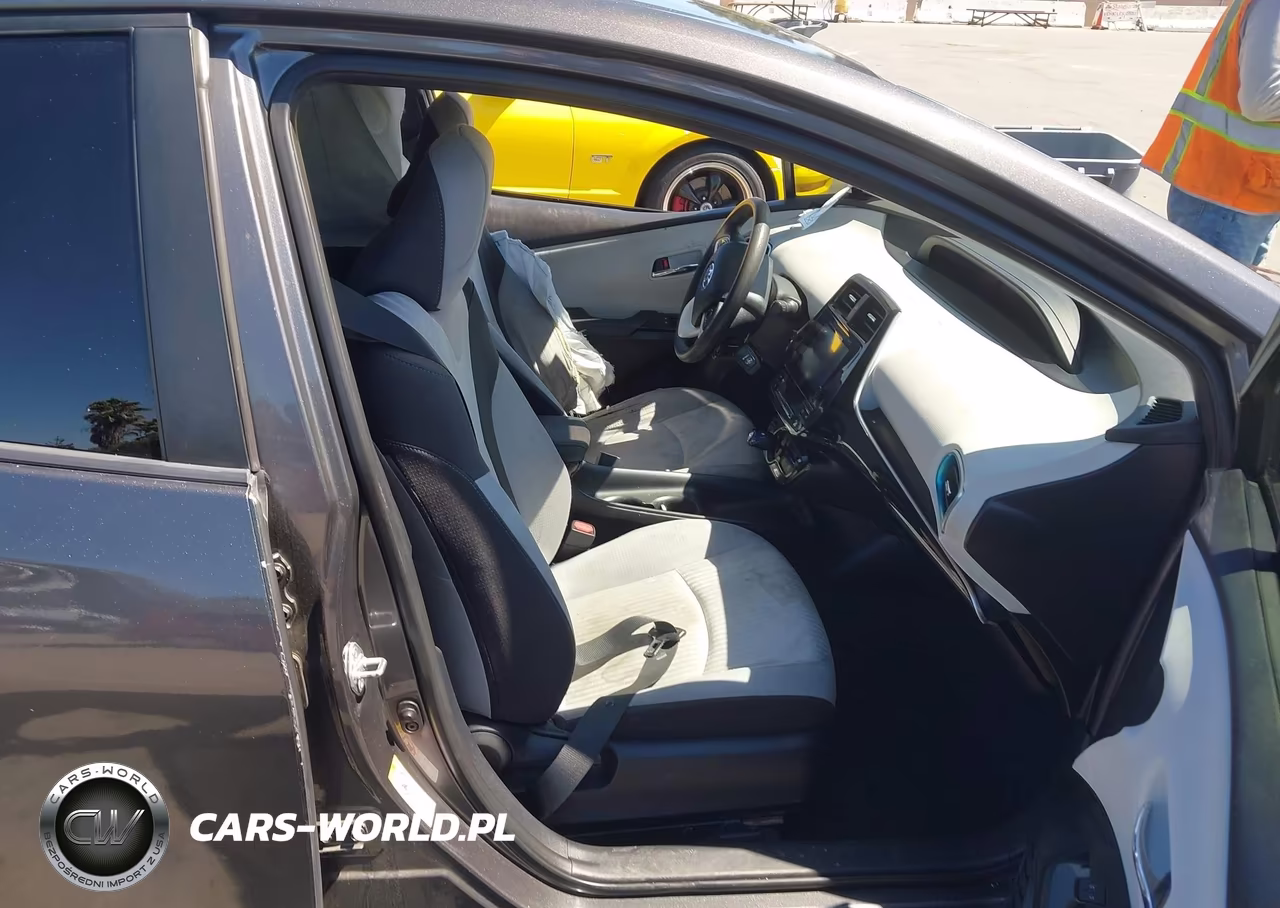 2016 Toyota Prius Three VIN:JTDKARFU3G3505317 - 5