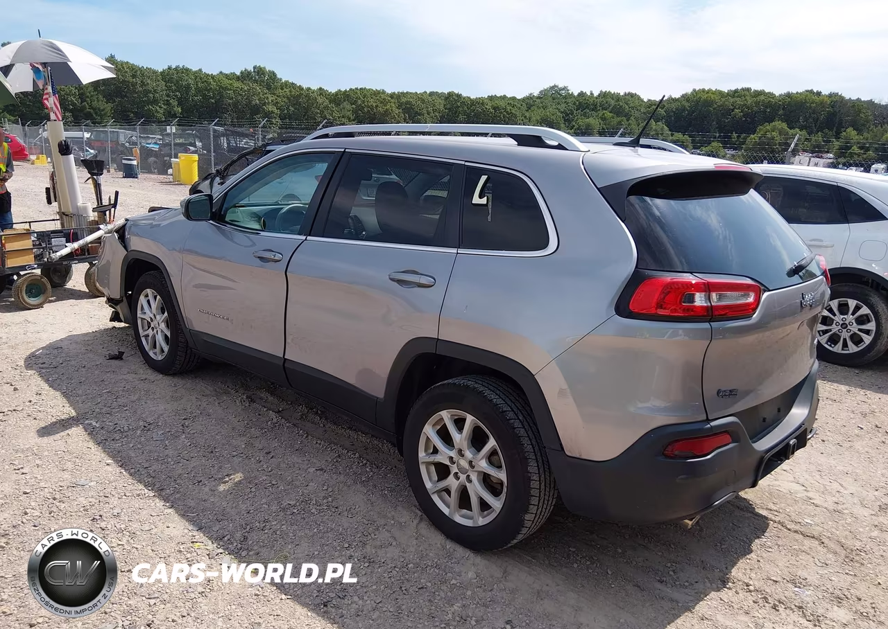 2018 Jeep Cherokee Latitude Fwd VIN:1C4PJLCB2JD573826 - 3